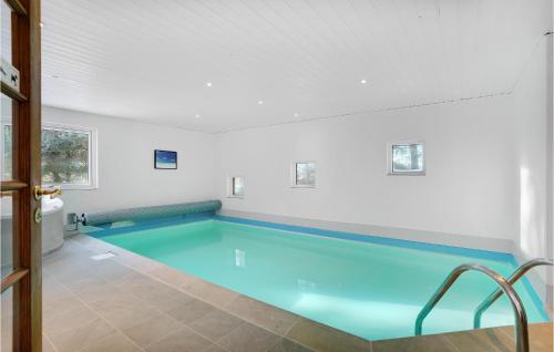 Bazén v ubytování Holiday Home Søndertoften Blåvand I nebo v jeho okolí