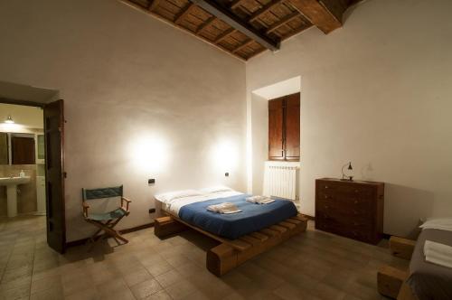 En eller flere senge i et værelse på A Priori Guest House