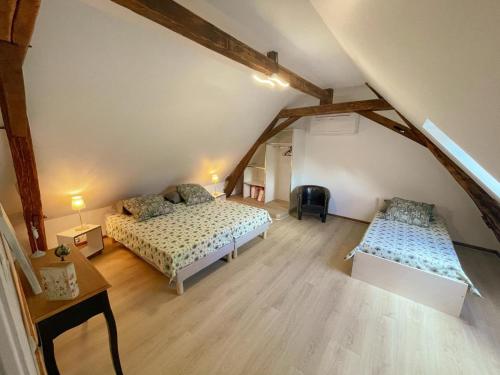 ヴィランドリーにあるGîte tout inclus avec jardin, clim, Wifi, proche Château de Villandry et Loire à vélo - FR-1-381-587の屋根裏のベッドルーム(ベッド2台、テーブル付)