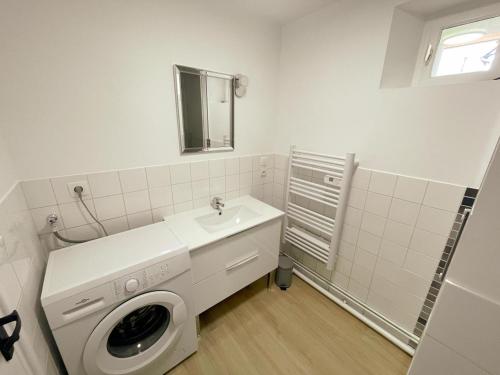 ヴィランドリーにあるGîte tout inclus avec jardin, clim, Wifi, proche Château de Villandry et Loire à vélo - FR-1-381-587の洗濯機と洗面台を備えたバスルーム