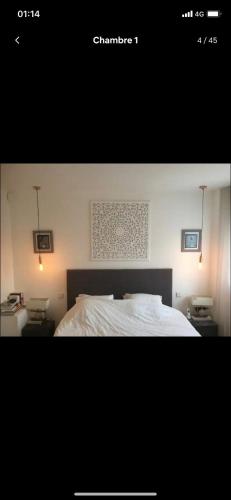 une chambre avec un lit avec deux tables de nuit et deux lampes dans l'établissement Villa style Ibiza 3 chambres, vue mer jacuzzi, à Mandelieu-la-Napoule