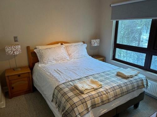 a bedroom with a bed with two towels on it at Departamentos Exclusivos Termas de Chillán in Nevados de Chillan