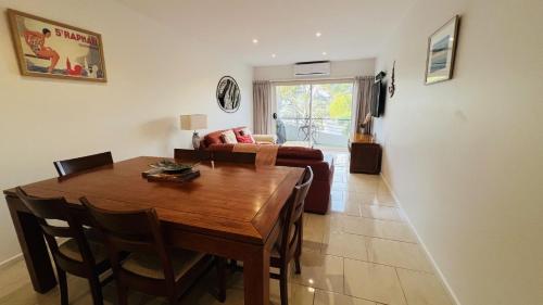 un salon avec une table et un canapé dans l'établissement Sunrise Ocean Views Retreat Cowes Phillip Island, à Cowes