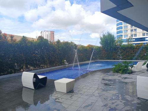 Bazén v ubytování AeonTower Suites&Hotel by CMC nebo v jeho okolí