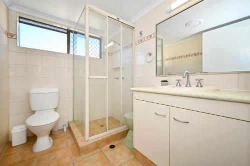 un bagno con wc, lavandino e doccia di Mooloolaba Tranquil Hideaway a Mooloolaba