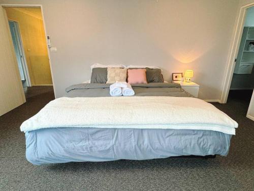 Ένα ή περισσότερα κρεβάτια σε δωμάτιο στο Hillsborough Spacious 3BR with Ensuite -12mins frm Airport