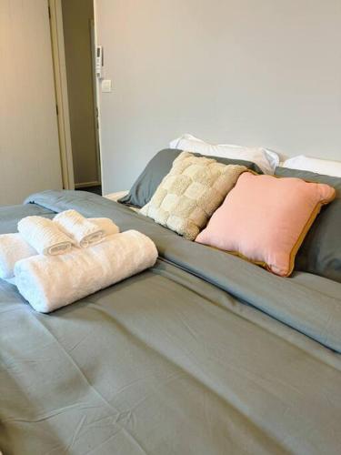 Ένα ή περισσότερα κρεβάτια σε δωμάτιο στο Hillsborough Spacious 3BR with Ensuite -12mins frm Airport