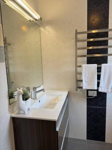 Ένα μπάνιο στο Hillsborough Spacious 3BR with Ensuite -12mins frm Airport