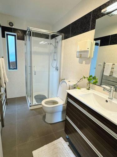 Ένα μπάνιο στο Hillsborough Spacious 3BR with Ensuite -12mins frm Airport