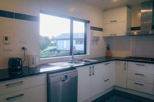Η κουζίνα ή μικρή κουζίνα στο Hillsborough Spacious 3BR with Ensuite -12mins frm Airport