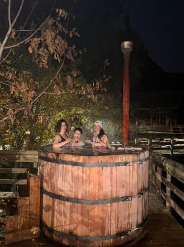 Επισκέπτες που μένουν στο Cabañas con tinajas calientes en Parque Guaiquivilo