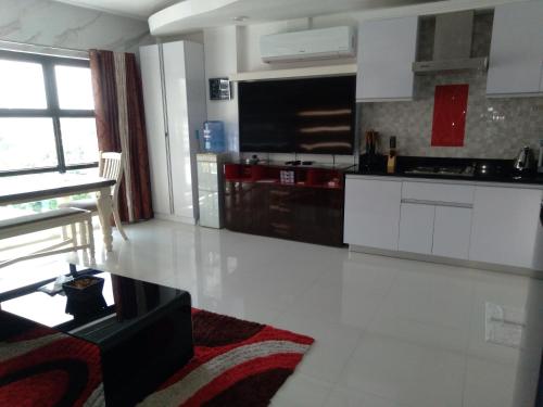 a living room with a large kitchen with white appliances at Jack Kandi Grosvenor Square in Angeles