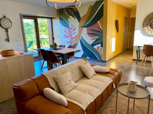 un salon avec un canapé et une table dans l'établissement Séjour confort et nature, à Saint-Amans-Valtoret