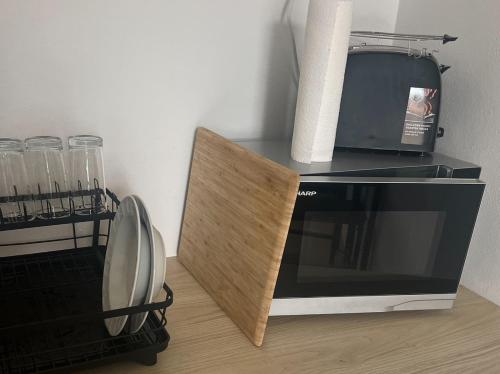 a microwave sitting on top of a counter at Apartment in Stadtzentrum Oelsnitz in Oelsnitz