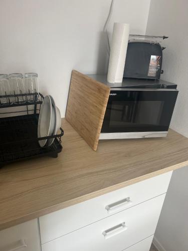 a microwave sitting on top of a kitchen counter at Apartment in Stadtzentrum Oelsnitz in Oelsnitz
