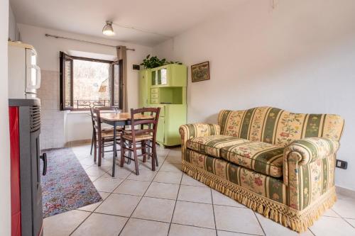 a living room with a couch and a table at Casa Vale in Pitigliano