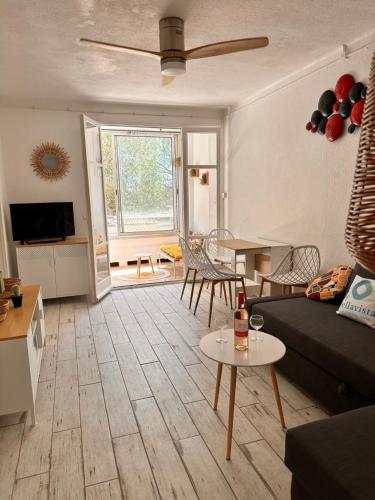 un salon avec un canapé et une table dans l'établissement Miramar By Bellavista - 250 m de la plage - terrasse, à Argelès-sur-Mer