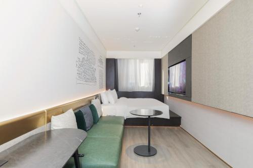 Postel nebo postele na pokoji v ubytování CitiGO Beijing Sanlitun Hotel