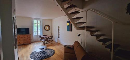 - un salon avec un escalier en colimaçon dans une maison dans l'établissement Le duplex, à Chalon-sur-Saône
