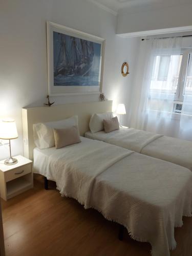 Posteľ alebo postele v izbe v ubytovaní Apartamento junto a la playa de gros ESS02373