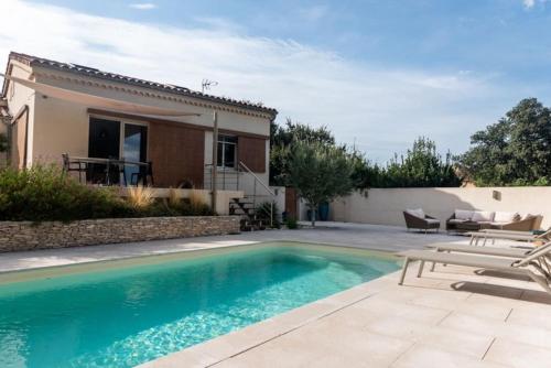 une piscine devant une maison dans l'établissement Maison spacieuse avec piscine pour 4 à 8 personnes, à Saint-Laurent-des-Arbres