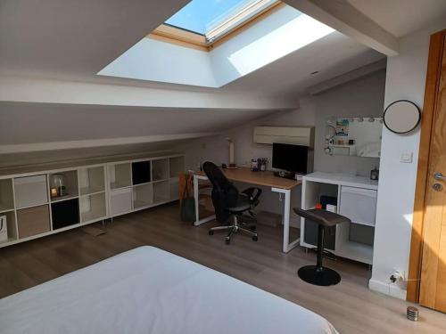 une chambre avec un lit, un bureau et une fenêtre dans l'établissement Maison spacieuse avec piscine pour 4 à 8 personnes, à Saint-Laurent-des-Arbres
