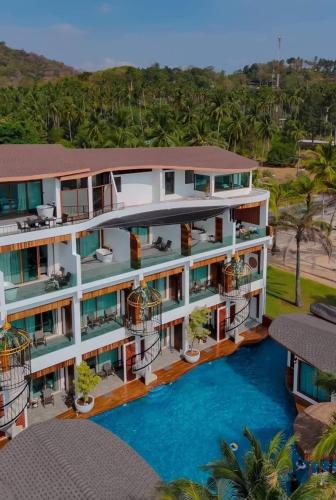 an aerial view of a large house with a swimming pool at Hotel Villa AoKhanom Beachfront in Khanom