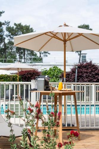 Πισίνα στο ή κοντά στο Novotel Bordeaux Mérignac