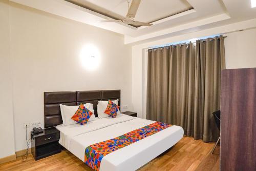 Postel nebo postele na pokoji v ubytování FabHotel Kaushambi