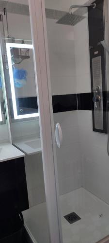 La salle de bains est pourvue d'une porte blanche et d'une fenêtre. dans l'établissement Quartier des emailleurs-T4 avec balcon et garage, à Limoges