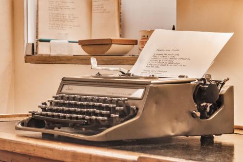 an old typewriter sitting on top of a table at Casa Saba Trieste Luxury Apartment with terrace in Trieste