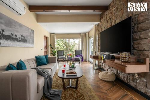 Et tv og/eller underholdning på StayVista at Kaira with Music Speaker & Heater