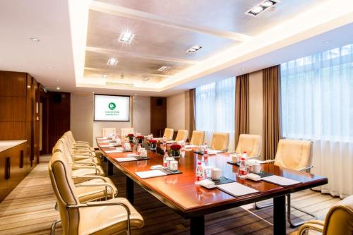 a large conference room with a long table and chairs at Haiwahai Hotel - Thousand Island Lake in Thousand Island Lake