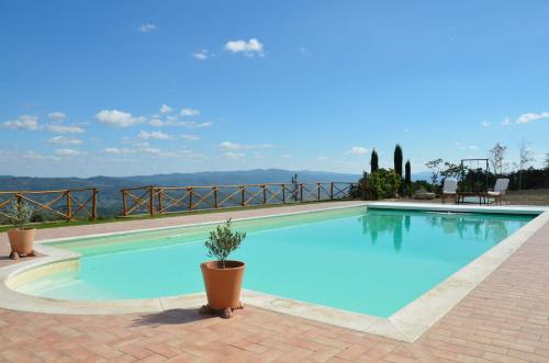 una grande piscina con acqua azzurra di Casa al Vento a Talla