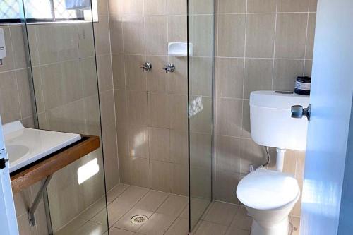 Un baño de Fern Bay Motel