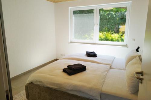 Postel nebo postele na pokoji v ubytování Apprimus Ferienwohnungen - Waldsee Rieden Panoramaterrasse 6 EG