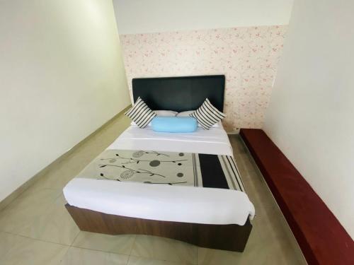 a small bedroom with a bed in a room at Grand Glorious in Haputale