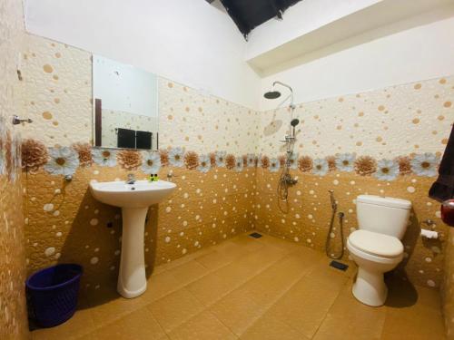 a bathroom with a toilet and a sink at Grand Glorious in Haputale
