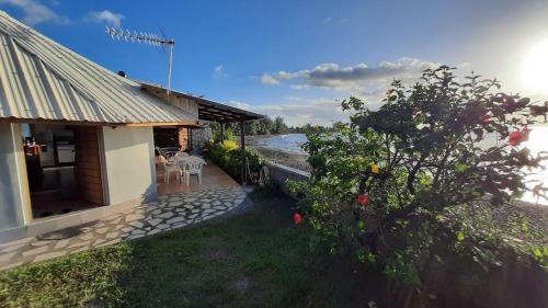 Tahara'a Beach Bungalow