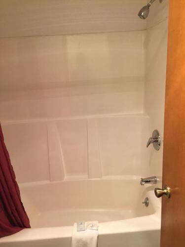 a bathroom with a bath tub and a sink at Sunshine Motel in Fife