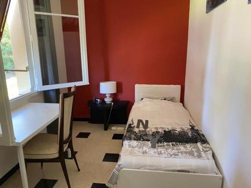 une chambre avec un lit, un bureau et une fenêtre dans l'établissement Villa proche Anse Magaud, à La Garde