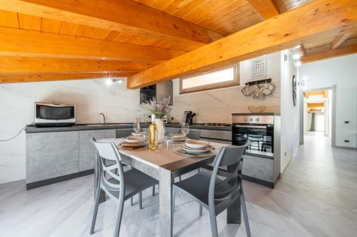une salle à manger avec une table et des chaises dans une cuisine dans l'établissement Sea View, à Portoscuso