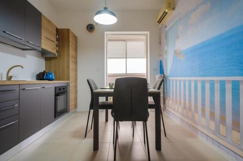 a kitchen with a table and chairs in a room at Il posto del cuore in Brindisi