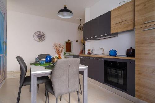 a kitchen with a table and chairs in a room at Il posto del cuore in Brindisi