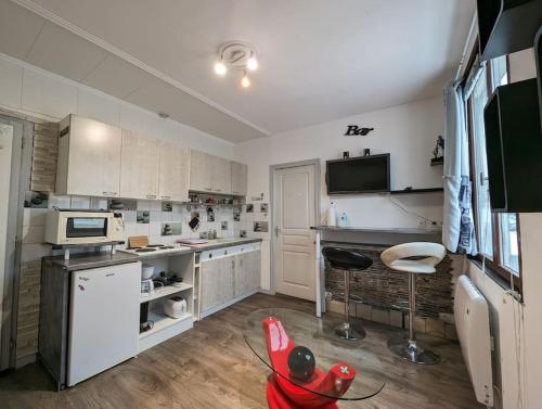 une cuisine avec une bouche d'incendie rouge au milieu dans l'établissement Studio du Phare Berck Plage, à Berck-sur-Mer