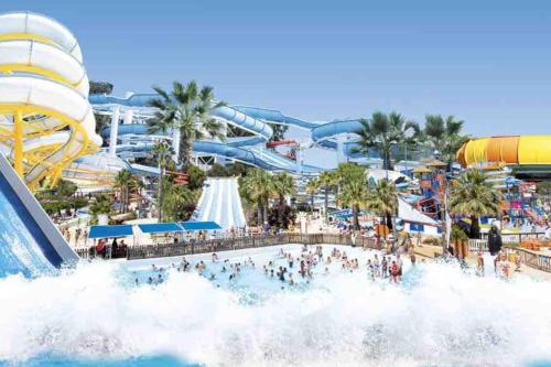 - un parc aquatique avec une piste de roller dans l'établissement Baie D'Azur Vue Mer Piscine Parking, à Villeneuve-Loubet