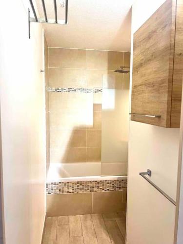 une douche avec une porte vitrée dans une salle de bain dans l'établissement Baie D'Azur Vue Mer Piscine Parking, à Villeneuve-Loubet