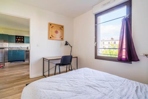 une chambre avec un lit, un bureau et une fenêtre dans l'établissement Cosy près du stade de France avec Parking !, à Saint-Denis