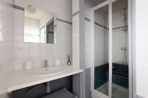 Ένα μπάνιο στο Cosy et spacieux appartement