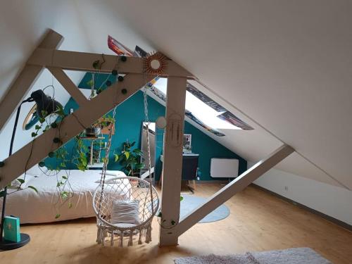 Cette chambre dispose d'une mezzanine avec un lit et une fenêtre. dans l'établissement Beau loft lumineux et spacieux à 2 pas de Rouen, à Le Houlme